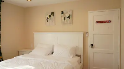 a bed with white sheets and pillows in a bedroom at \u963f\u5c14\u7f55\u5e03\u62c9\u6c11\u5bbf in Alhambra