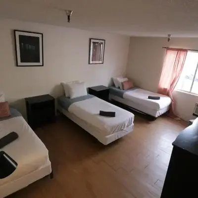 3 beds Apart in Beverly Hills Neighborhood