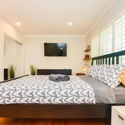 Large Room with Private Entrance in Beverly Hills - BRB1