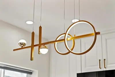 a brass chandelier hanging from a kitchen ceiling at Lyn's Stay in Westminster