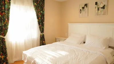 a bedroom with a white bed and a window at \u6c11\u5bbf\u963f\u5c14\u7f55\u5e03\u62c9666 in Alhambra