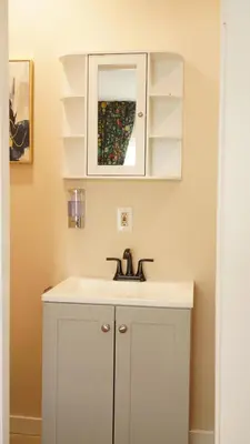a bathroom with a white sink and a mirror at \u6c11\u5bbf\u963f\u5c14\u7f55\u5e03\u62c9666 in Alhambra