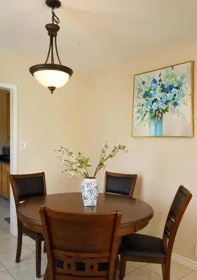 a dining room table with chairs and a vase on it at \u6c11\u5bbf\u963f\u5c14\u7f55\u5e03\u62c9666 in Alhambra