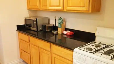 a kitchen counter with a microwave and a stove at \u6c11\u5bbf\u963f\u5c14\u7f55\u5e03\u62c9888 in Alhambra