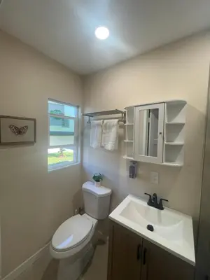 a bathroom with a white toilet and a sink at \u6c11\u5bbf\u963f\u5c14\u7f55\u5e03\u62c9999 in Alhambra