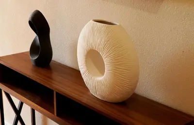 a white vase and a black object on a wooden shelf at \u6c11\u5bbf\u963f\u5c14\u7f55\u5e03\u62c9999 in Alhambra