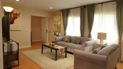 a living room with two couches and a table at \u6c11\u5bbf\u963f\u5c14\u7f55\u5e03\u62c9999 in Alhambra