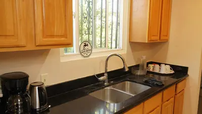 a kitchen counter with a sink and a window at \u6c11\u5bbf\u963f\u5c14\u7f55\u5e03\u62c9999 in Alhambra