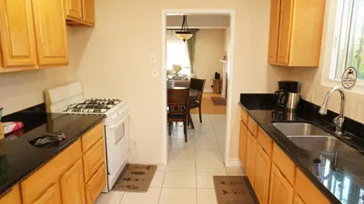 a kitchen with a sink and a stove top oven at \u6c11\u5bbf\u963f\u5c14\u7f55\u5e03\u62c9999 in Alhambra