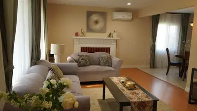 a living room with a couch and a fireplace at \u6c11\u5bbf\u963f\u5c14\u7f55\u5e03\u62c9666-888 in Alhambra