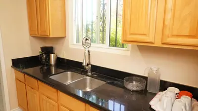 a kitchen counter with a sink and a window at \u6c11\u5bbf\u963f\u5c14\u7f55\u5e03\u62c9666-888 in Alhambra