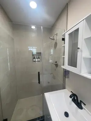 a bathroom with a shower and a white sink at \u6c11\u5bbf\u963f\u5c14\u7f55\u5e03\u62c9666-888 in Alhambra