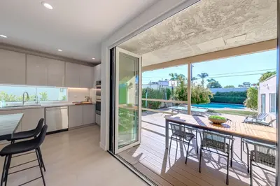 a kitchen and dining room with a table and chairs at Modern 5 Bed with Guest House & Pool West Hollywood in Los Angeles
