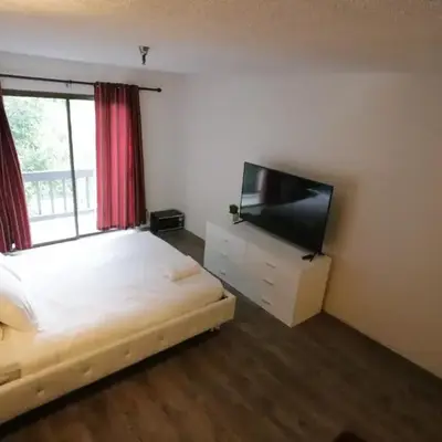Cozy Beverly Hills Hotel Style apartment