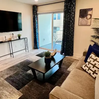 Cozy Century City 2 Br Sleeps 6 with Parking 505
