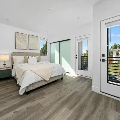 7 BR double house with parking and a backyard in LA