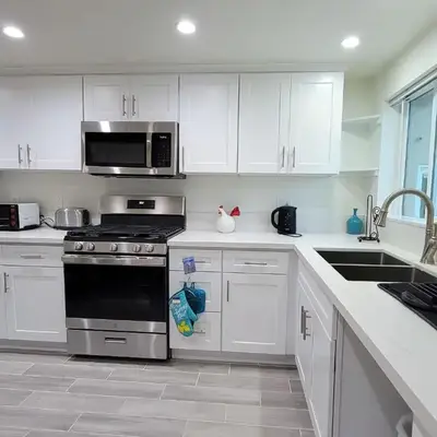 Modern 2BR Guest Suite w En-Suite Bathrooms 10 min to Rodeo Drive Near Kaiser and Cedars hospitals