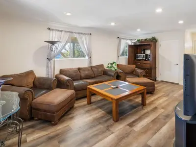 a living room with couches and a coffee table at Holiday Home Haus mit Seeblick - Atemberaubende Aussicht - Haustierfreundlich by Interhome in Lake Arrowhead