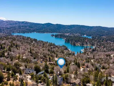 a blue hot air balloon flying over a lake at Holiday Home Haus mit Seeblick - Atemberaubende Aussicht - Haustierfreundlich by Interhome in Lake Arrowhead