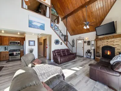 a living room with leather furniture and a fireplace at Holiday Home Haus mit Seeblick - Atemberaubende Aussicht - Haustierfreundlich by Interhome in Lake Arrowhead