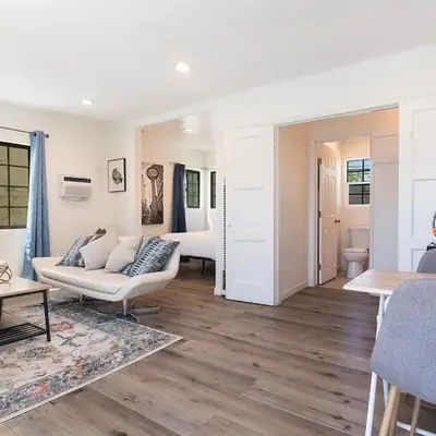 Upper-Level Studio Suite Close to Beverly Hills