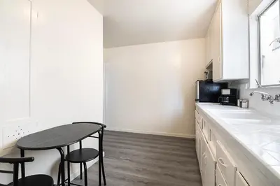 a kitchen with a small table and a counter at Comfortable 1B 2beds Retreat Near Beverly Hills in Los Angeles