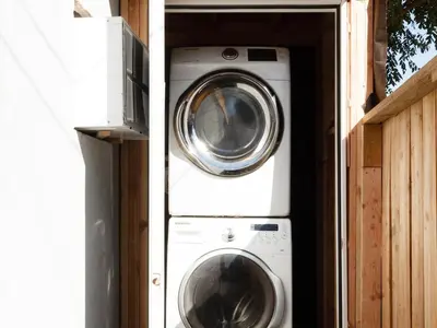 a washing machine and a dryer in a house at Cozy 1 Bedroom Tarantino Unit Studio City in Los Angeles