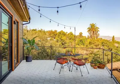 a patio with a table and chairs on a balcony at Paradise De Rocas Antiguas in Los Angeles