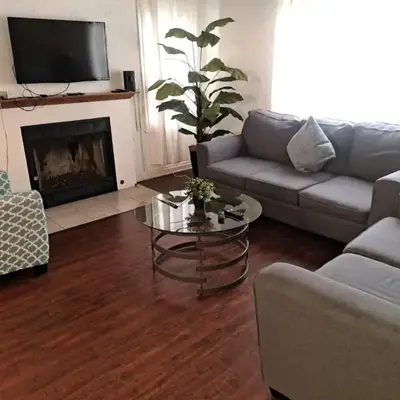 3 bedroom plus 2 baths in Beverly hills