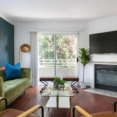 Luxury 4BR Townhouse Sleeps 10 with Parking