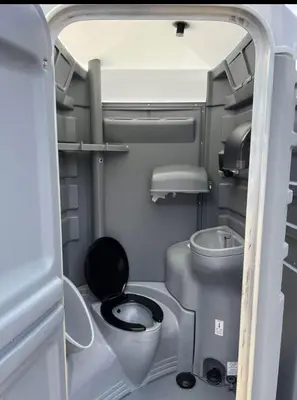 a small bathroom with a toilet and a sink at Zaromelranch