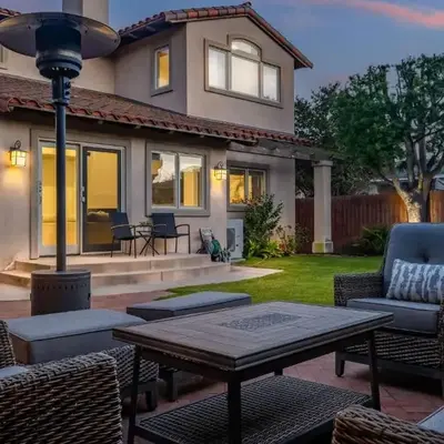 Luxury Retreat with Private Yard close to Beaches and FIFA Sleeps 10
