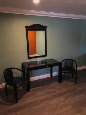 a table and two chairs in a room with a mirror at Highland Park Motel in Los Angeles
