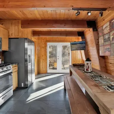 The Cave at Big Bear Lake - Adorable Mountain Retreat w/ Hot Tub
