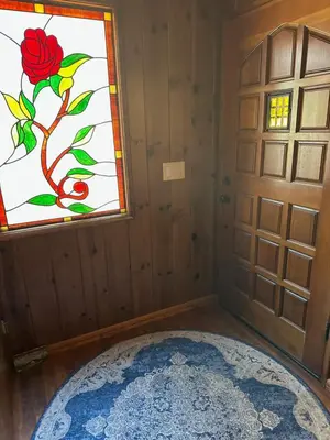 a room with a door with a flower stained glass window at Le Studio de Sud in Lake Arrowhead