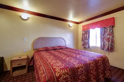 a bedroom with a bed and a window at Welcome Inn in Inglewood
