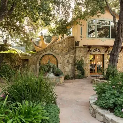 The Emerald Iguana Inn