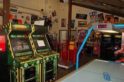 a room with two arcade machines and a video game at Soledad Canyon Studio Cabin 21 in Ravenna
