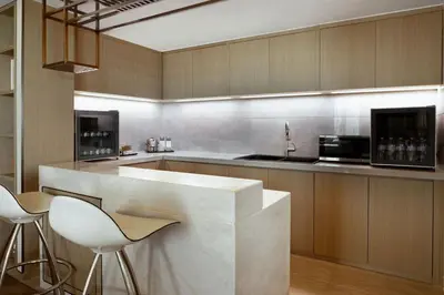 a kitchen with a counter with stools and a microwave at Sheraton Universal in Los Angeles