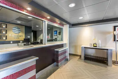 a bar in a fast food restaurant with a mirror at Comfort Inn Los Angeles near Hollywood in Los Angeles