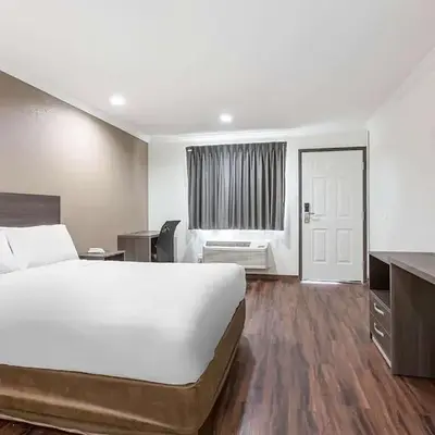 Baymont by Wyndham Bakersfield