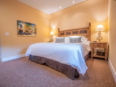 a bedroom with a large bed and two lamps at Su Nido Inn in Ojai
