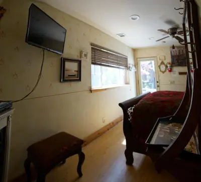 a living room with a tv on the wall at FLEUR DE LAC EUROPERAN INn in Lake Arrowhead