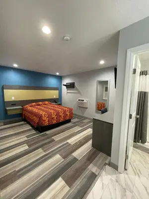 a bedroom with a bed and a blue wall at Casa Bell Motel, Los Angeles - LAX Airport in Inglewood