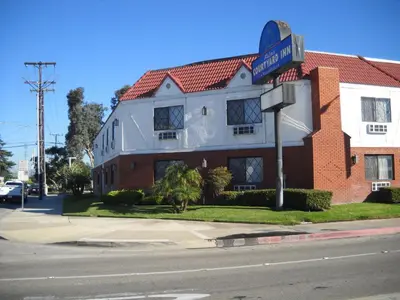 a building with a street sign in front of it at Palms Courtyard Inn in Westminster