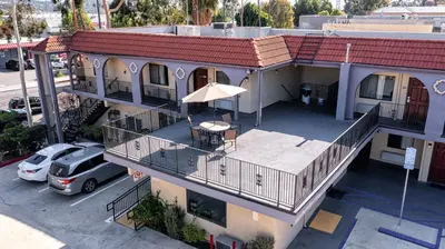 an aerial view of a house with a table and an umbrella at Glenridge Inn Glendale - Pasadena in Glendale