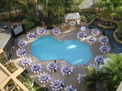 an overhead view of a swimming pool with umbrellas and chairs at Long Beach Marriott in Long Beach