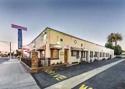 a building on the corner of a street at Pacifica Motel in Long Beach