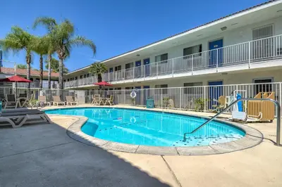 a swimming pool in front of a apartment building at Motel 6-Rowland Heights, CA - Los Angeles - Pomona in Rowland Heights