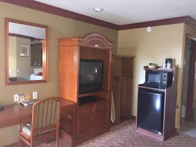 a living room with a tv and a microwave at Thunderbird Lodge in Riverside